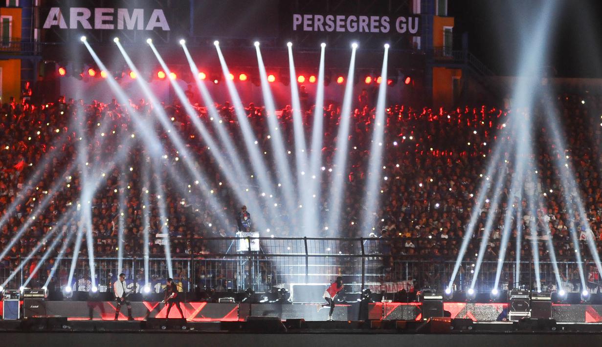 Band Kotak menjadi pembuka pada turnamen sepak bola Piala Jenderal Sudirman di Stadion Kanjuruhan, Malang, Selasa (10/11/2015). (Bola.com/Kevin Setiawan)