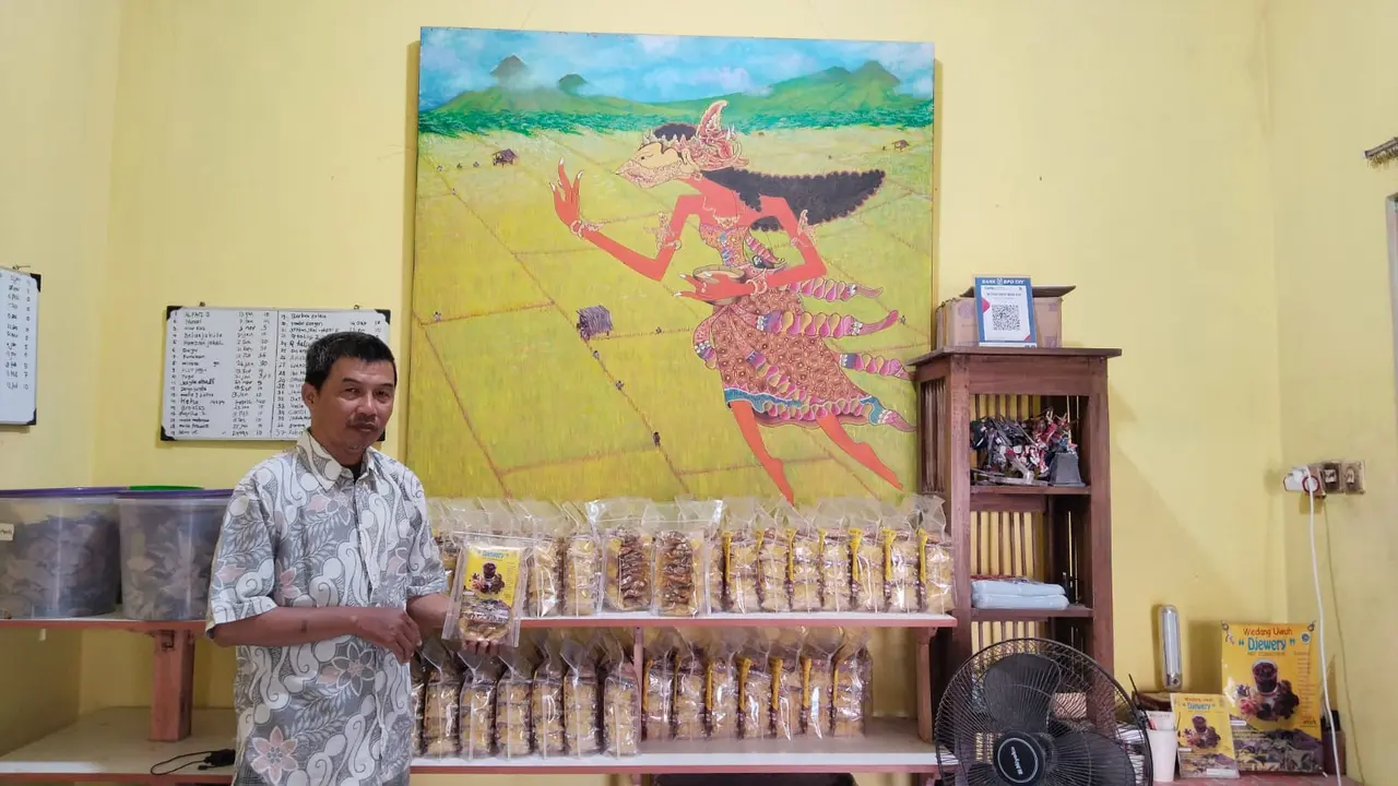 Agus Nuryanto dan usaha wedang uwuhnya (foto oleh Shani Ramadhan Rasyid)
