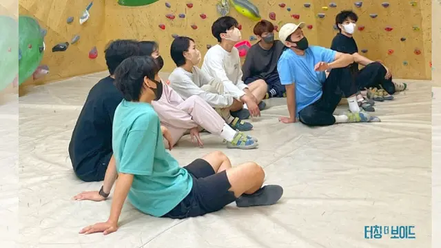 Kim Seon Ho Tengah Berlatih Panjat Tebing atau Wall Climbing untuk Projek Teater Berjudul Touching the Void ((Sumber: https://twitter.com/thebestplays)