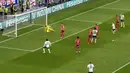 Kiper Swiss, Yann Sommer  (kiri) gagal menghalau tendangan dari pemain Inggris, Bukayo Saka pada laga perempat final Euro 2024 di Duesseldorf Arena, Duesseldorf, Jerman, Sabtu (06/07/2024). (AP Photo/Hassan Ammar)