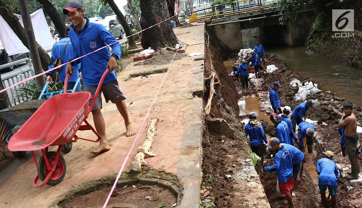 Suasana pembokaran dinding turap di saluran air kawasan Pancoran, Jakarta, Senin (28/1). Pembongkaran dilakukan untuk mengganti batu penahan turap guna mencegah kelongsoran selama musim hujan. (Liputan6.com/Immanuel Antonius)