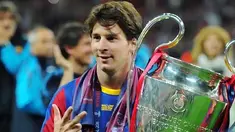 Bintang Barcelona Lionel Messi menggendong trofi Liga Champions setelah mengalahkan Manchester United 3-1 pada partai final di Wembley Stadium, London, 28 Mei 2011. AFP PHOTO/LLUIS GENE