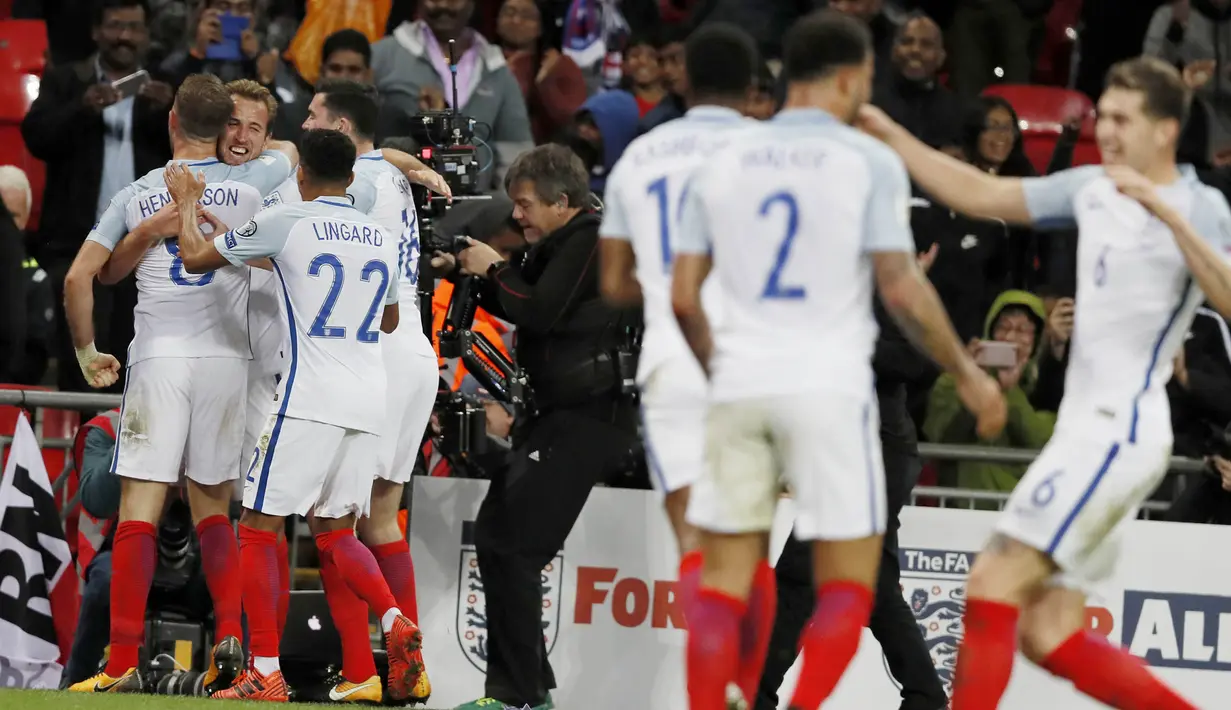 Para pemain Inggris, merayakan gol yang dicetak oleh Harry Kane ke gawang Slovenia pada laga Kualifikasi Piala Dunia 2018 di Stadion Wembley, Kamis (5/10/2017). Inggris menang 1-0 atas Slovenia. (AP/Kirsty Wigglesworth)