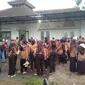 Evakuasi peserta susur sungai Pramuka SMPN 1 Turi Sleman dilakukan di tengah hujan yang cukup lebat. (Liputan6.com/Wisnu Wardhana)