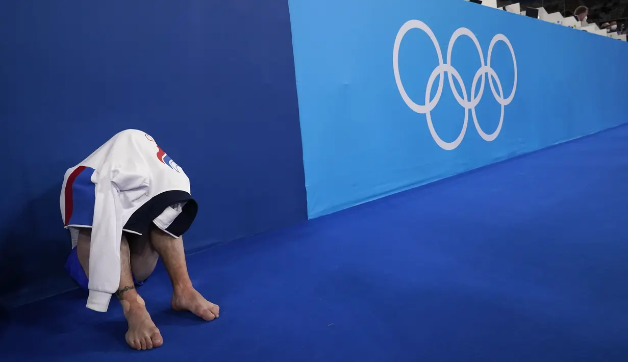 Nikita Nagornyy, dari Komite Olimpiade Rusia, bereaksi setelah memenangkan medali emas pada final tim artistik putra Olimpiade Tokyo 2020 , pada 26 Juli 2021, di Tokyo. (AP Photo Gregory Bull)