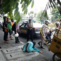 Miris ternyata orang gila yang menusuk nenek itu sudah sering melukai para pengguna jalan.