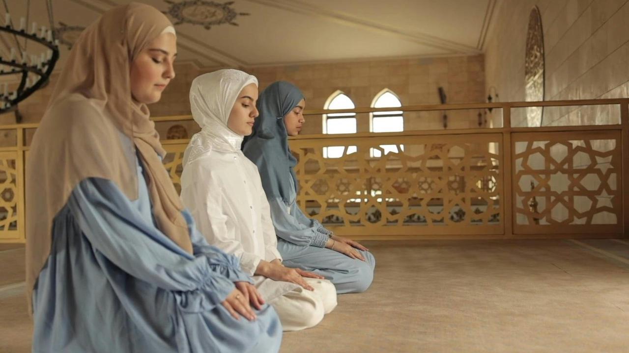 Bacaan Doa Tahiyat Akhir Lengkap dengan Artinya, Serta Amalan Setelahnya