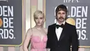 Julia Garner didampingi suaminya Mark Foster tiba di Penghargaan Golden Globe tahunan ke-80 di Beverly Hilton Hotel di Beverly Hills, California (10/1/2023). (Photo by Jordan Strauss/Invision/AP)