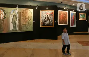 Seorang anak berdiri dekat karya yang dipajang pada pameran seni rupa di Plaza Teater Besar, Taman Ismail Marzuki, Jakarta, Selasa (21/5/2024). (Liputan6.com/Herman Zakharia)