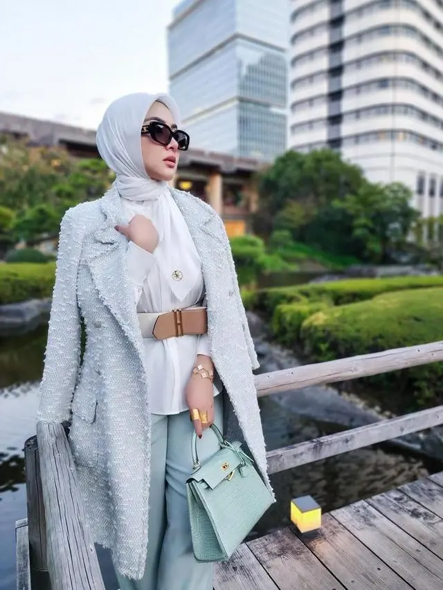 Potret Syahrini dan Kombinasi Outfit Cerahnya