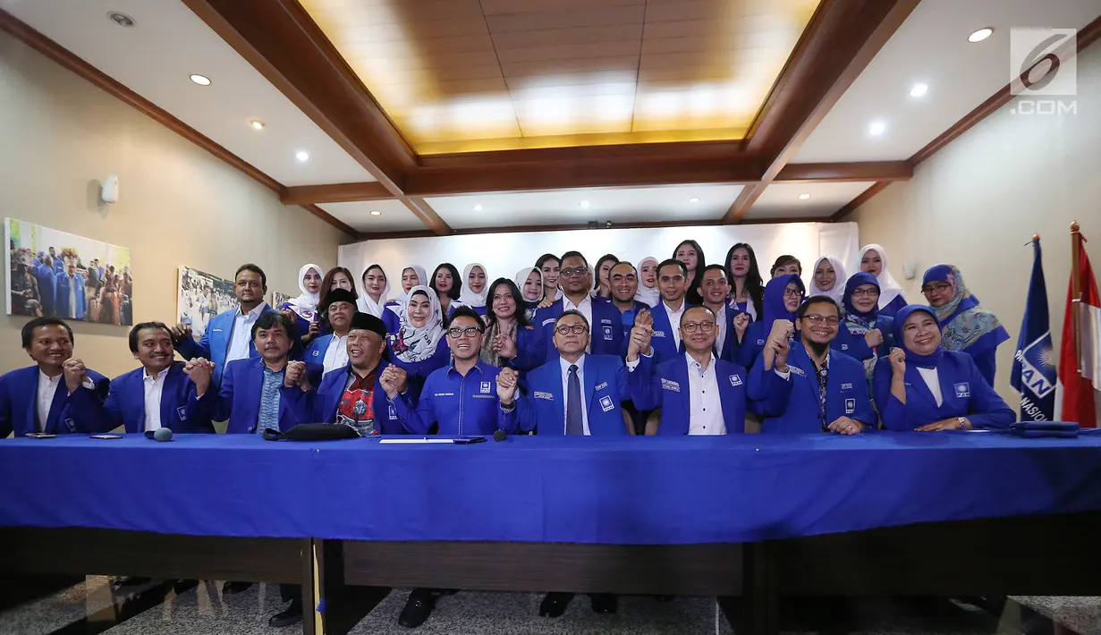 Ketua Umum Partai Amanat Nasional, Zulkifli Hasan bersama Pengurus DPP PAN dan kader saat jumpa pers di Rumah PAN di kawasan Senopati, Jakarta, Kamis (12/4). PAN tetap konsisten mengusung Zulkifli sebagai calon presiden pada Pemilu 2019. (Liputan6.com)