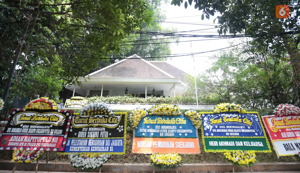 Suasana rumah duka Guruh Soekarnoputra di Jalan Sriwijaya Raya, Kebayoran Baru, Jakarta Selatan, Sabtu (26/9/2026). Sejumlah pelayat berdatangan untuk memberikan penghormatan terakhir kepada putra bungsu Presiden pertama RI Soekarno tersebut. (KLY/Budy Santoso)