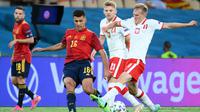 Pada menit ke-80, Spanyol kembali memiliki peluang lewat gelandang Rodri (kiri). Sepakan first time nya usai menerima rebound dari Ferran Torres masih bisa diamankan Wojciech Szczesny. (Foto: AFP/Pool/Lluis Gene)