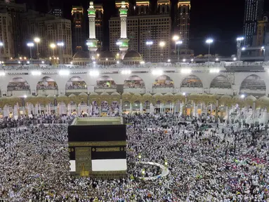Jemaah mengelilingi Kabah saat melaksanakan ibadah haji di Masjidil Haram, Makah, Arab Saudi, Minggu (4/9). Seminggu jelang pelaksanaan Haji 2016, Masjidil Haram penuh sesak oleh jemaah haji dari berbagai belahan dunia. (REUTERS/Ahmed Jadallah)