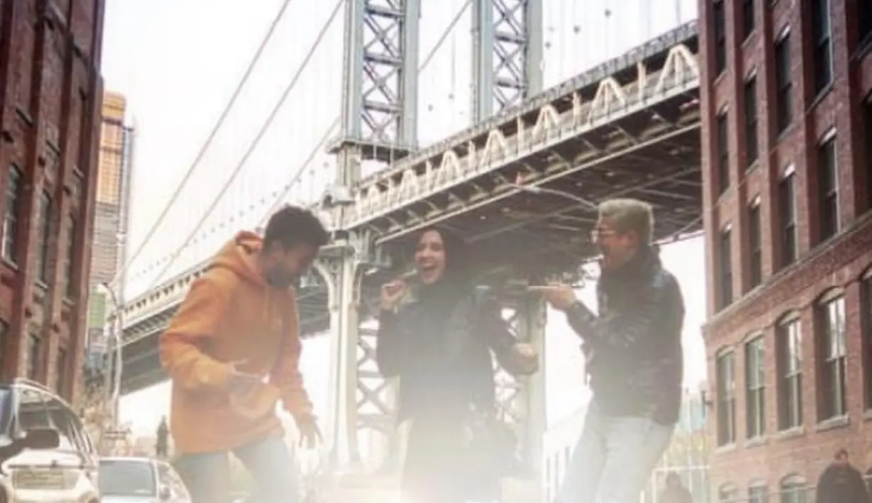 Begitu juga Zaskia Sungkar dan Irwansyah yang menunggah potret saat di Amerika Serikat bersama Vidi yang mengenakan hoodie orange. [@zaskiasungkar15]