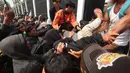 Seorang pendemo berusaha masuk ke kompleks gedung DPR melalui pintu kecil di sisi gedung, namun dihadang petugas kepolisian saat aksi Aliansi Masyarakat Pati Bersatu (AMPB) di Jakarta, Kamis (27/8/2026). (KLY/Budy Santoso)