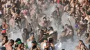  Ribuan kaum Gay dan Lesbian bermain air sambil menari didalam kolam air di Festival Circuit Vilassar de Dalt, Barcelona, Spanyol, Senin (11/8/2015). Acara ini digelar dari 5 sampai 15 Agustus 2015. (REUTERS/Albert Gea)
