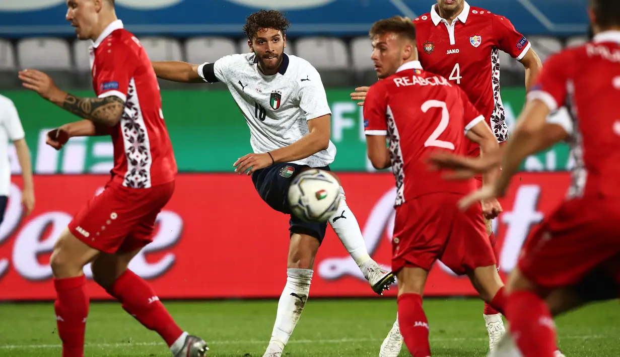 Gelandang Italia, Manuel Locatelli (tengah) menembak bola saat bertanding melawan Moldova pada pertandingan persahabatan di stadion Artemio-Franchi di Florence, Tuscany (7/10/2020). Italia menang besar 6-0 atas Moldova. (AFP/Isabella Bonotto)