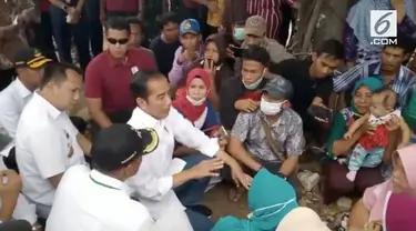 Presiden Jokowi mengunjungi wilayah terkena terjangan tsunami di Lampung Selatan. Selain akan membangun kembali wilayah yang terkena tsunami, Jokowi janji membangun kembali rumah penduduk yang terkena tsunami