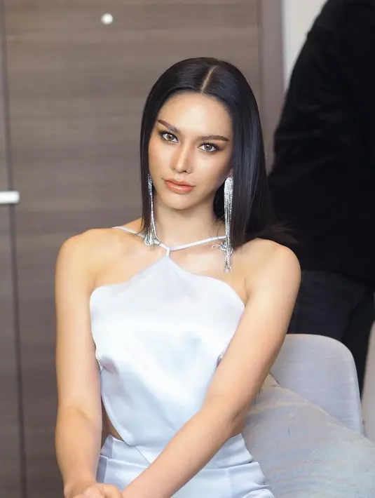 Mewakili seorang ratu kecantikan negaranya, keseluruhan look Anna pun mulai berubah permanen, dari gaya rambut sampai riasan wajah yang rapi dan profesional (Foto: Instagram @annasnga_1o)