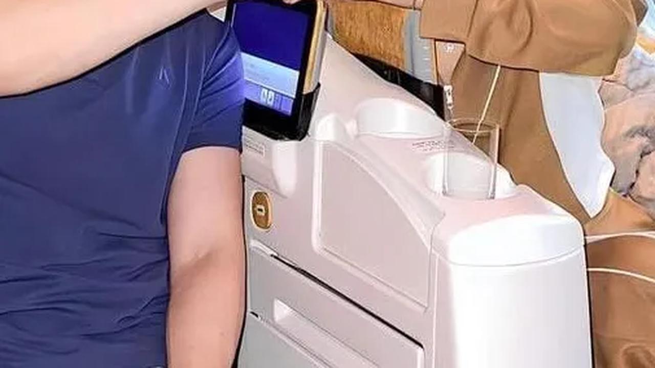 Potret Dokter Ganteng yang Beri Hadiah Rp100 Juta Buat Fuji, Pemilik Klinik Kecantikan Ternama
