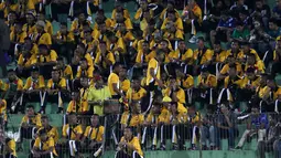 Suporter Bhayangkara Surabaya United saat menyaksikan timnya berlaga pada Torabika SC 2016 di Stadion Gelora Delta Sidoarjo, Sabtu (11/6/2016). (Bola.com/Nicklas Hanoatubun)