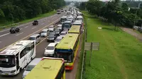 Lalu lintas menuju kawasan Puncak, Bogor, Jawa Barat. (Liputan6.com/Bima Firmansyah)