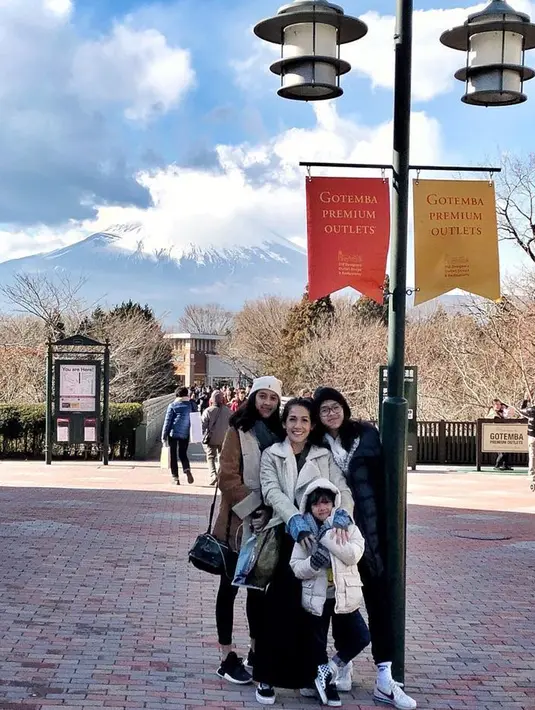 Istri Tora Sudiro, Mieke Amalia berfoto bersama ketiga putrinya saat liburan bersama keluarga di Jepang. Selain itu mereka juga mengabadikan kebersamaan keluarga yang tampak hangat dan akrab saat di Gotenba Premium Outlets. (instagram.com/mieke_amalia)