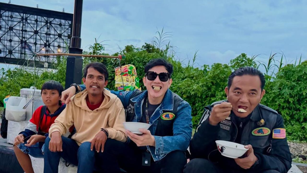 Keseruan Vino G. Bastian Makan Cuanki, Inspirasi Kesederhanaan di Tengah Gemerlap