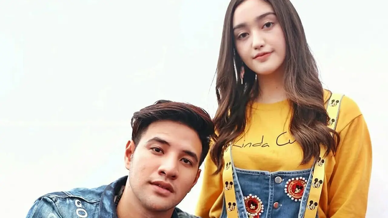 [Bintang] Denim Dungaree Favorit Ranty Maria Ini Unik Maksimal, Kamu Suka yang Mana?
