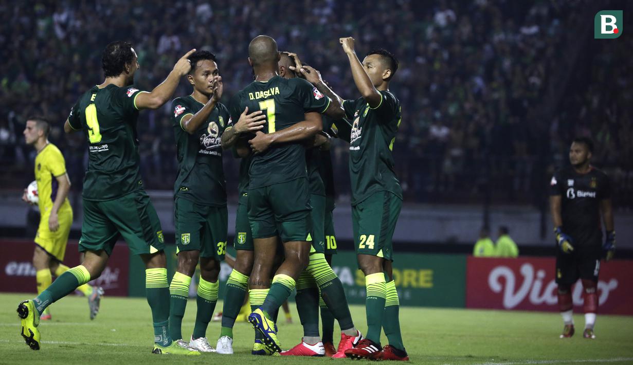 <p>Pemain Persebaya Surabaya merayakan gol yang dicetak Hansamu Yama saat menghadapi Persik Kediri di laga pembuka Shopee Liga 1 2020, Sabtu (29/2). Persebaya dan Persik bermain imbang 1-1. (Bola.com/Yoppy Renato)</p>