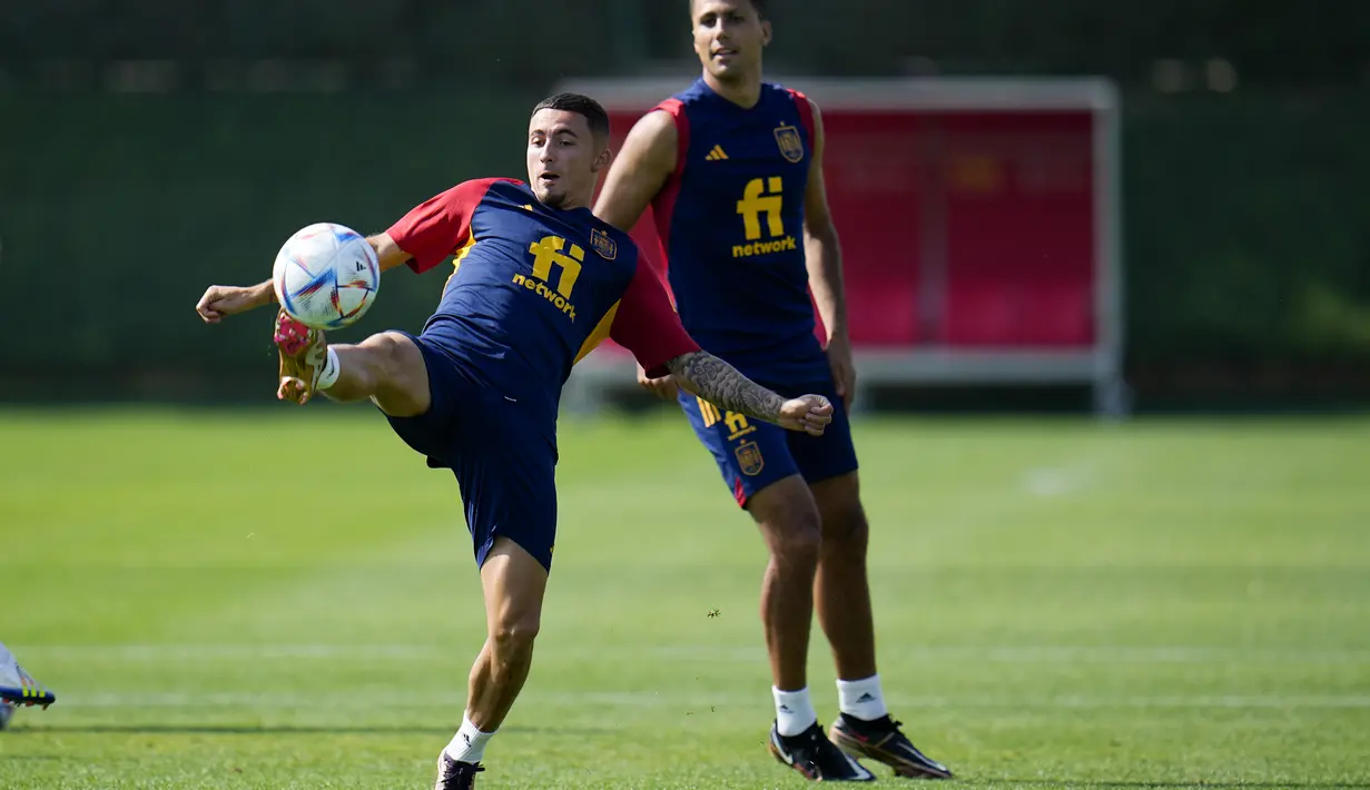 Pemain Spanyol Yeremy Pino (depan) dan Rodri berlatih selama sesi latihan di Universitas Qatar di Doha, Qatar, Minggu, 4 Desember 2022. Spanyol akan bermain melawan Maroko di babak 16 besar Piala Dunia 2022 Qatar pada 6 Desember di Stadion Education City, Selasa (6/12) waktu setempat. (AP Photo/Julio Cortez)