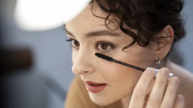 7. Jangan Gunakan Maskara yang Sudah Lama [Dok/freepik.com]