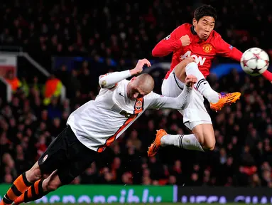 Shinji Kagawa - Shinji Kagawa tercatat pernah berseragam Manchester United saat didatangkan dari Borussia Dortmund pada 2012. Gelandang asal Jepang ini mampu menyuguhkan penampilan brilian, termasuk hattrick melawan Norwich City. (AFP/Andrew Yates)