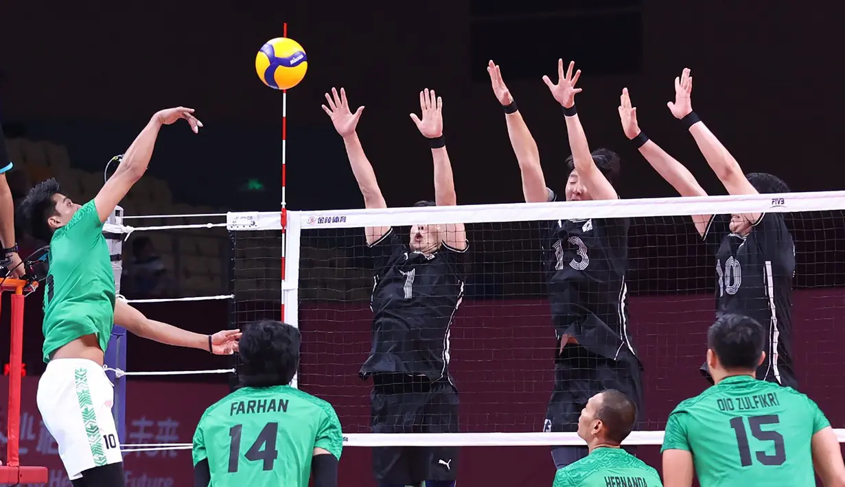 Pemain Timnas bola voli putra Indonesia, Fahri Septian Putratama (kiri) melepaskan spike yang berusaha diblok tiga pemain Korea Selatan pada laga perebutan peringkat 7-8 Asian Games 2022 di LSC Gymnasium, Hangzhou, China, Selasa (26/9/2023) siang WIB. (AVCVolley)