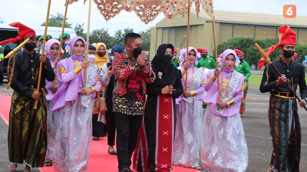 Pangdam XIV Hasanuddin, Mayen TNI Andi Muhammad disambut tari adat dan angngaru (Liputan6.com/Fauzan)