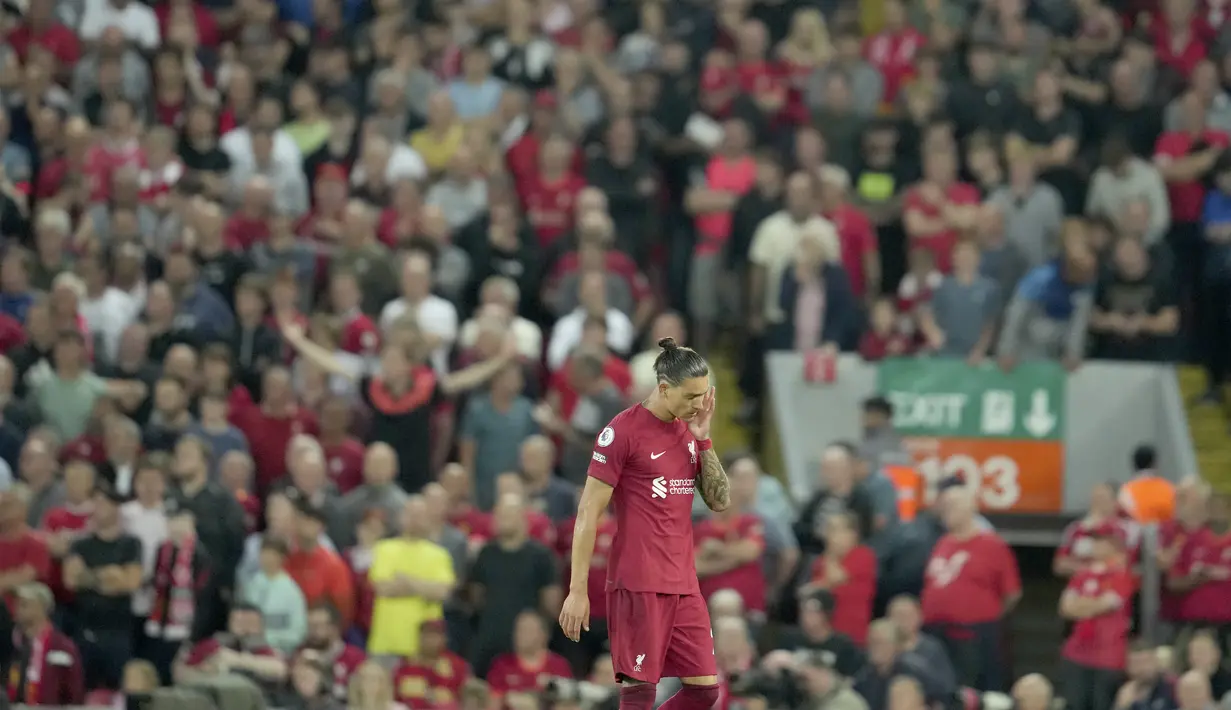 Gelandang Liverpool, James Milner berebut bola udara dengan pemain Crystal Palace, Marc Guehi selama pertandingan Liga Inggris di stadion Anfield, di Liverpool, Inggris (16/8/2022). Liverpool bermain imbang atas Crystal Palace 1-1. (AP Photo/Jon Super)