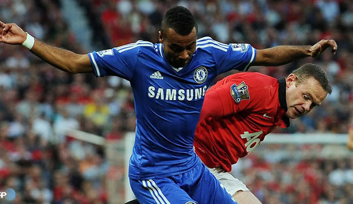 Duel Ashley Cole dan Wayne Rooney pada pertandingan Liga Inggris antara Manchester United melawan Chelsea di Stadion Old Trafford, Manchester Selasa 27 Agustus 2013. (AFP/Andrew Yates)