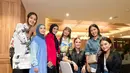 Ulang tahun Rayyanza tak hanya dihadiri oleh teman-teman sepantarannya. Melainkan juga teman-teman sang mama, Nagita Slavina yang tergabung di Geng Cendol yang tampil plafyul. Seperti apa potretnya? [@lunamaya]