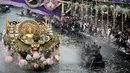 Orang-orang melemparkan bunga teratai ke patung Buddha terapung selama festival Rab Bua (Lotus Receiving) di Samut Prakan (4/10). Dalam festival ini ribuan orang menunggu ditepi untuk melemparkan bunga teratai. (AFP Photo/Lillian Suwanrumpha)