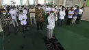 Pria Muslim melaksanakan sholat ghaib dan doa bersama untuk seluruh kru KRI Nanggala 402 yang tenggelam, di Surabaya, Jawa Timur, Senin (26/4/2021). TNI resmi menyampaikan kapal selam KRI Nanggala-402 dinyatakan tenggelam setelah sebelumnya dinyatakan hilang kontak (AP Photo/Trisnadi)