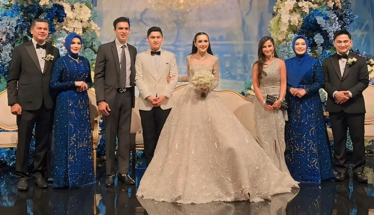 Menggandeng sang istri, Shania Punjabi, dengan pesona yang tak kalah menarik perhatian, namun jarang tersorot. [Foto: Instagram/manojpunjabimd]