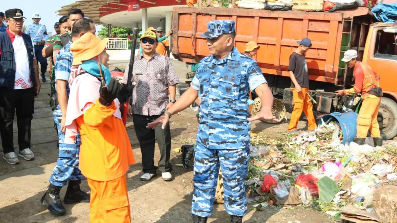 Ratusan Prajurit TNI AU Bersihkan Pasar Pondokgede di HUT ke-80
