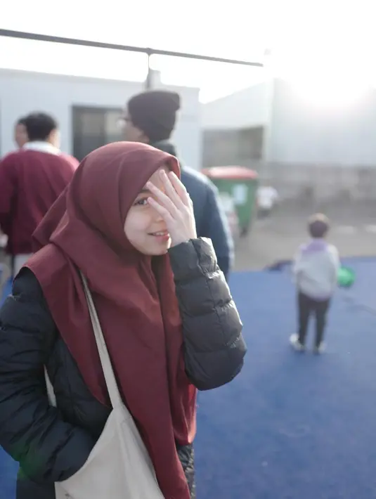 Rupanya, hijab ini juga dikenakannya saat perayaan Idul Adha di Melbourne, Australia. Tampak Sienna dengan pakaian kasualnya mengenakan hijab segi empat syar’i.