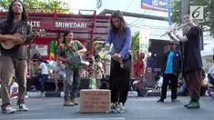 Merasa terpanggil, Isabella Wolves asal Inggris, ikut mengamen dan menggalang dana bagi korban gempa lombok.