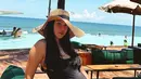 <p>Untuk look modis saat bersantai di beach club, Estelle Linden menambahkan straw hat dan swimsuit one piece warna hitam. [Foto: @estelleelinden]</p>