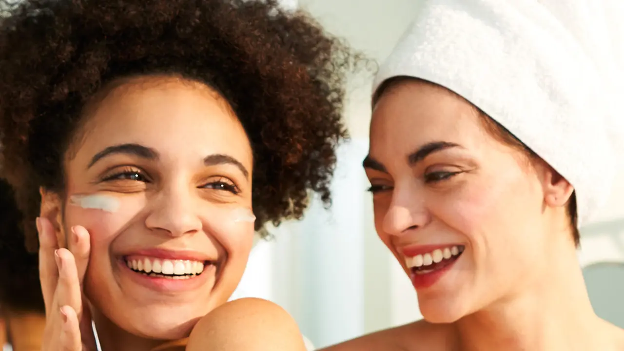 Penuhi Kebutuhan Hidrasi Kulit di Malam Hari dengan Masker Kaya Mineral