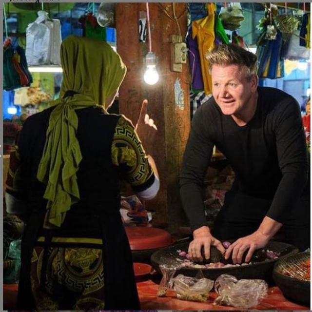 5 Momen Kocak International Chef Gordon Ramsay Di Sumatra Barat Dari Pacu Jawi Sampai Makan Durian Showbiz Liputan6 Com