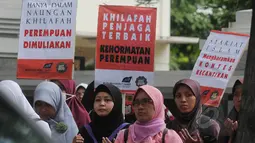 Massa HTI menolak kontes Putri Indonesia karena dianggap mengeksploitasi dan merendahkan derajat kaum perempuan serta mengundang kemaksiatan di depan kantor Kementerian Pemberdayaan Perempuan, Jakarta, Jumat (20/2/2015). (Liputan6.com/Herman Zakharia)