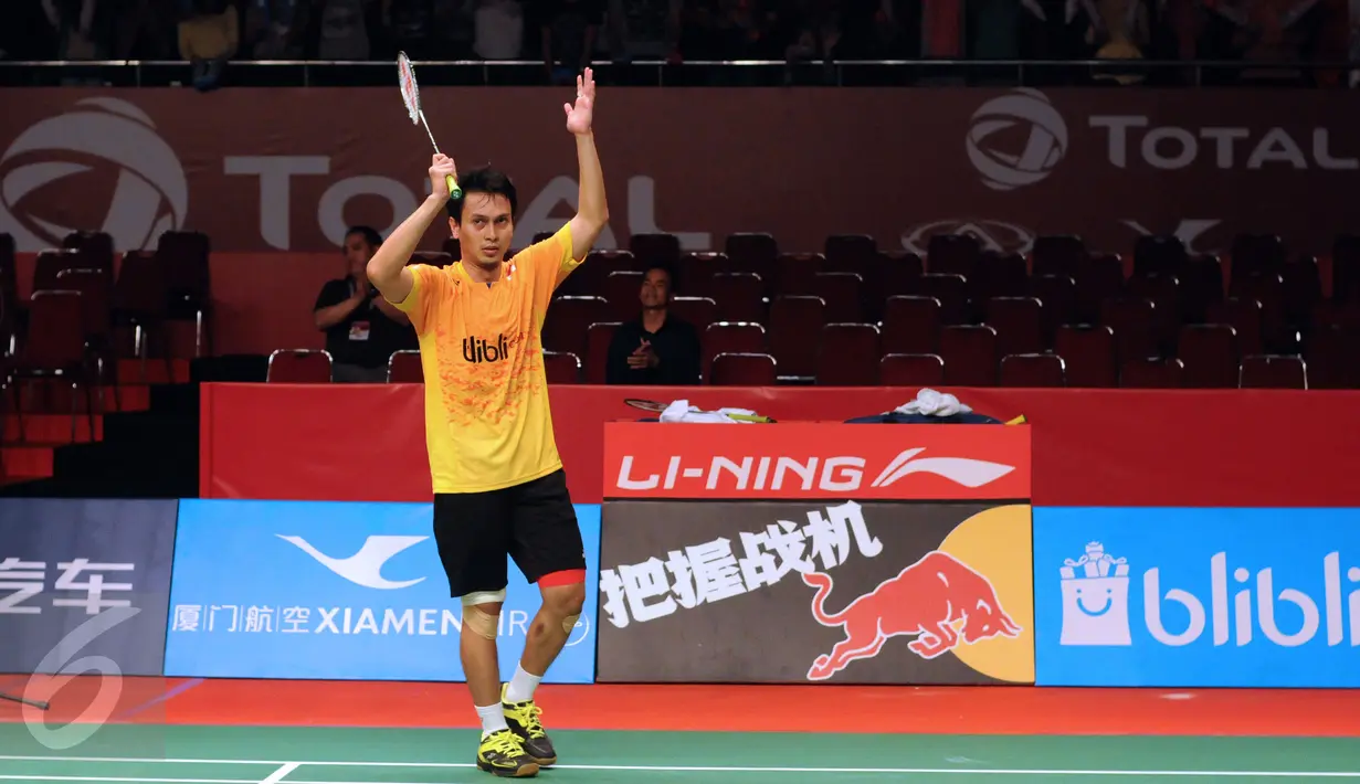 Ganda putra Indonesia, Moh Ahsan mengangkat tangan usai mengandaskan Marcus Ellis/Chris Langridge (Inggris) di Total BWF World Championships 2015 di Jakarta, Jumat (14/8/2015). Ahsan/Hendra unggul 21-16 22-20. (Liputan6.com/Helmi Fithriansyah)